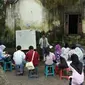 Sejumlah mahasiswa belajar bahasa Inggris di Kampung bahasa Pare, Kediri, Jatim, Kamis (17/2). Kampung ini memiliki sekitar 175 lembaga kursus bahasa asing.(Antara)