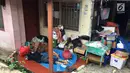 Seorang ibu tertidur pulas saat mengungsi di kolong Flyover Rawajati, Jakarta, Selasa (6/2). Ancaman banjir susulan membuat mereka takut pulang ke rumah. (Liputan6.com/Immanuel Antonius)