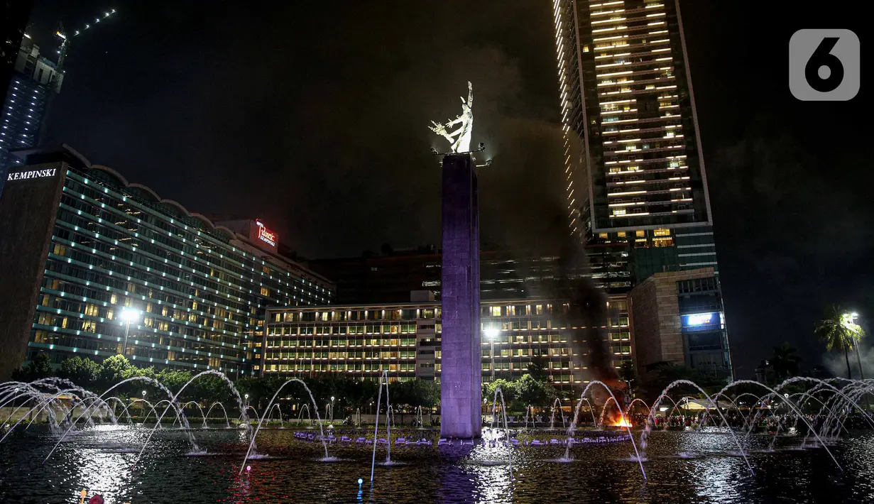 Situasi usai demonstrasi yang berujung anarkis di kawasan Bundaran HI, Jakarta, Kamis (8/10/2020). Massa membakar sejumlah barang saat demonstrasi menolak pengesahan UU Cipta Kerja. (Liputan6.com/Faizal Fanani)