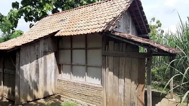 Mbah Kadiyem dan anaknya yang sakit tinggal di hutan dengan rumah berukuran 3x3 meter, tanpa penerangan listrik. (Foto: Solopos.com/TKSK Jenar)
