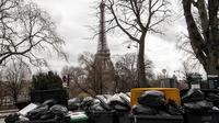 Tumpukan sampah menjadi pemandangan lazim di ibu kota Prancis, Paris, dalam beberapa hari terakhir menyusul aksi mogok pekerja sektor sanitasi yang memasuki hari kesembilan pada Selasa (14/3/2023). Langkah itu mereka ambil sebagai wujud protes terhadap wacana reformasi pensiun. (Dok. AFP/Alain Jocard)