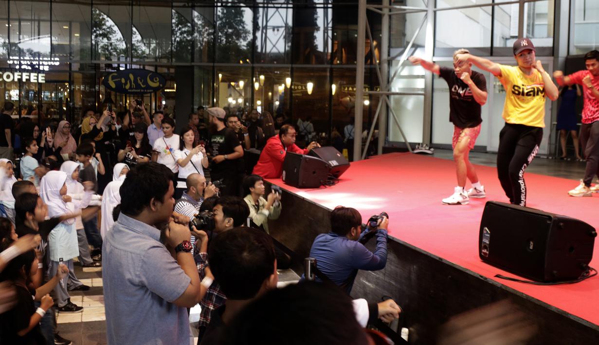 Petarung One Championship, Priscilla Hertati Lumban Gaol, saat acara meets and greet ONE Championship dan Timnas Indonesia di Gandaria City Mall, Jakarta, Sabtu (25/1). ONE Championship dan PSSI bersinergi untuk pengembangan atlet di Tanah Air. (Bola.com/Yoppy Renato)