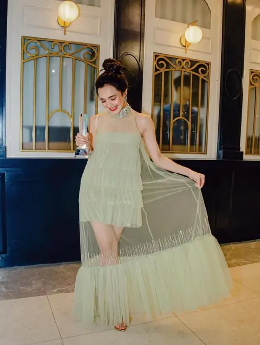 Buat kamu yang berhijab, dress tulle dengan detail embellishment bisa jadi pilihan. @dindahw.