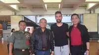 Petinggi PS TNI menjemput marquee player tim mereka, Elio Martins, di Bandara Internasional Soekarno Hatta, Minggu (24/4/2017) siang. (Bola.com/Istimewa)