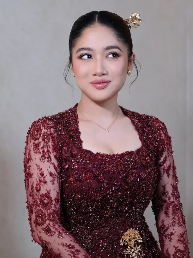 Adik Syifa Hadju di Momen Akad Nikah pakai kebaya maroon. [@loritayoung_mua]