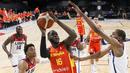 Pebasket Spanyol, Usman Garuba berusaha mencetak poin ke arah timnas basket Amerika Serikat pada laga eksibisi menjelang Olimpiade Tokyo 2020 di Michelob ULTRA Arena, Las Vegas, Nevada, 18 Juli 2021. Sama seperti Santi Aldama, Garuba merupakan center forward muda penuh talenta. Meski musim lalu tak menunjukkan performa terbaiknya bersama Houston Rockets, ia selalu mampu diandalkan di Timnas Spanyol. (AFP/Getty Images/Ethan Miller)