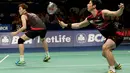 Ko Sung Hyun/Shin Baek Choel ganda putera Republik Korea menjadi juara setelah mengalahkan Fu Haifeng/Zhang Nan dari Tiongkok di final BCA Indonesia Open Premier Super Series 2015 di Istora Senayan Jakarta. (Bola.com/Peksi Cahyo)