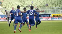 Pemain PSIS merayakan gol ke gawang Persela di Stadion Kanjuruhan, Malang, Selasa (30/1/2018). (Bola.com/Ronald Seger Prabowo)