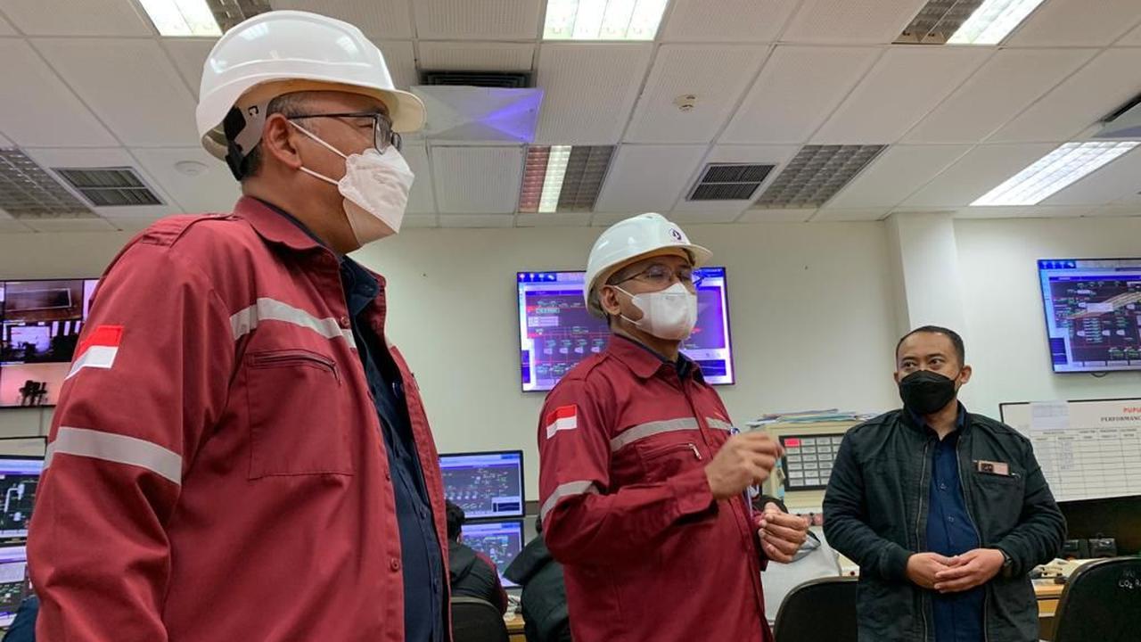 Direktur Utama Pupuk Kaltim Rahmad Pribadi (tengah) dan Direktur Operasi dan Produksi Pupuk Kaltim Hanggara Patrianta saat berada di Pabrik 5 Pupuk Kaltim, Bontang, Kalimantan Timur, Selasa (7/6/2022).