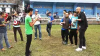 Luapkan Kegembiraan, Bobotoh Persib Serbu Sergio van Dijk