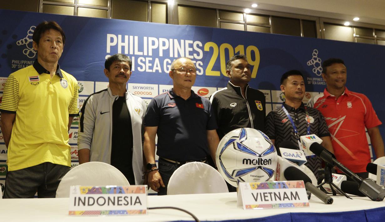 Pelatih Timnas Indonesia U-22, Indra Sjafri, bersama pelatih dari Grup B lainnya saat jumpa pers di Hotel Century Park, Manila, Minggu (24/11). Cabang sepak bola SEA Games 2019 akan mulai bertanding Senin (25/11). (Bola.com/M Iqbal Ichsan)