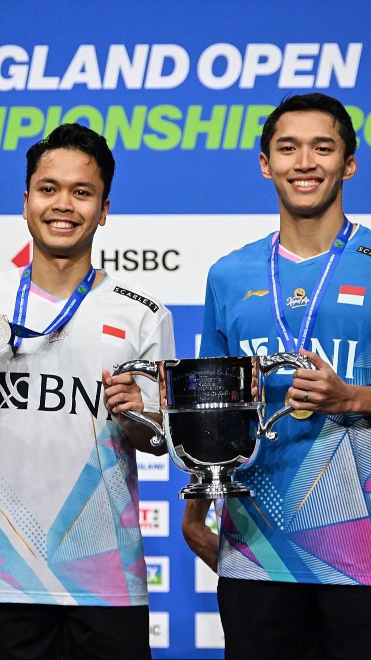 Anthony Sinisuka Ginting (Kiri) yang meraih perak berpose dengan peraih medali emas dan juara All England 2024 Jonatan Christie usai laga final di Utilita Arena di Birmingham, Inggris (17/3/2024). Foto: JUSTIN TALLIS / AFP