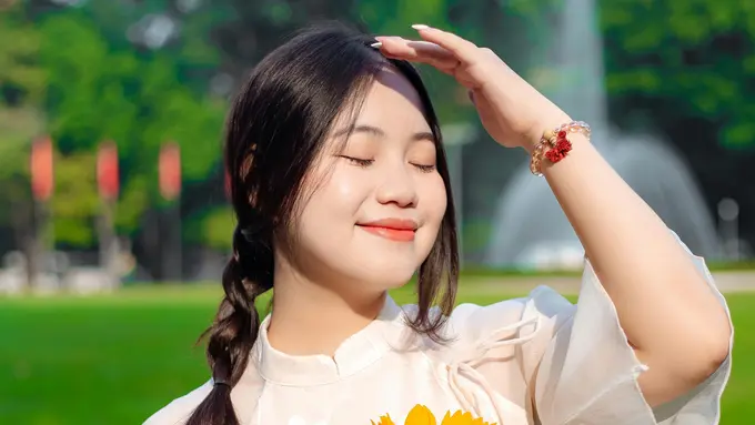 membawa bunga kalem santai pemalu bawa bunga