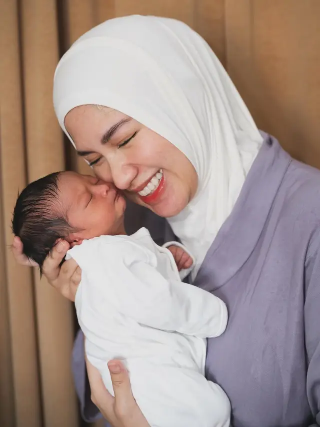 Ochi Rosdiana Melahirkan pakai kerudung. [@ochi24]