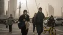 Badai debu dan pasir membuat indeks kualitas udara melonjak di ibu kota China pada Rabu (22/3) pagi. (AP Photo/Mark Schiefelbein)