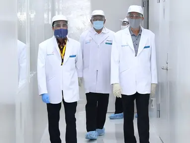 Presiden Joko Widodo atau Jokowi (kanan) meninjau fasilitas produksi dan pengemasan di PT Bio Farma, Bandung, Jawa Barat Selasa (11/8/2020).  Jokowi menggunakan pakaian lengkap penelitian untuk melihat Laboratorium Bio Farma. (Foto: Biro Pers Kepresidenan)