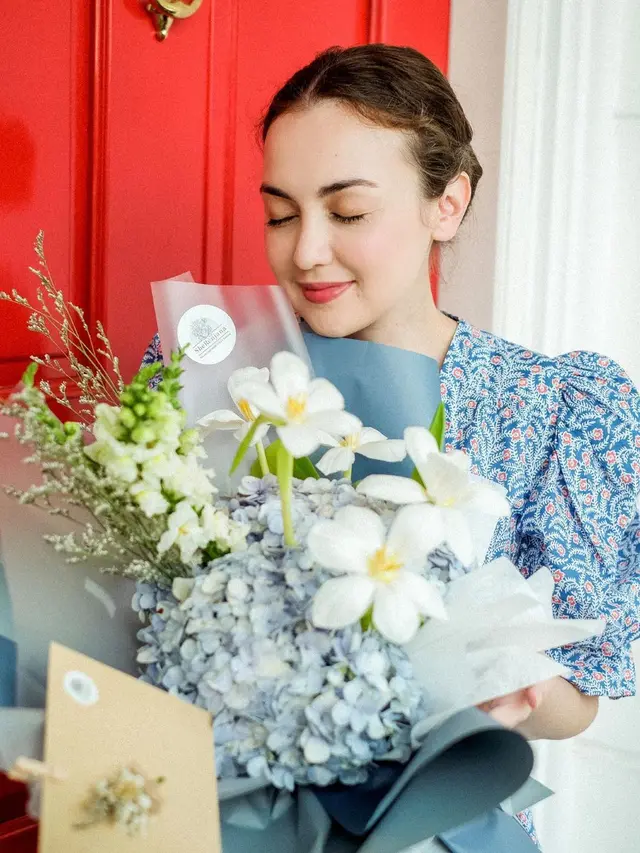 6 Momen Rianti Cartwright Peringati 11 Tahun Pernikahan, Makan Bersama di Rumah