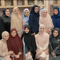 Potret beberapa artis yang hadir pada kajian di rumah Ashanty (Sumber: Instagram/nengnada11)