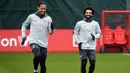 Pemain Liverpool, Mohamed Salah dan Virgil van Dijk saat melakukan latihan jelang laga Liga Champions di Liverpool, Selasa (16/4). Liverpool akan berhadapan dengan FC Porto. (AFP/Paul Ellis)