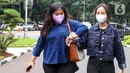 Adik mendiang Vanessa Angel, Mayang Lucyana Fitri (kanan) saat tiba di Direktorat Reserse Kriminal Khusus Polda Metro Jaya, Jakarta, Rabu (8/6/2022). Mayang menjalani pemeriksaan kedua terkait kasus dugaan pencemaran nama baik yang dilaporkan produk skincare. (Liputan6.com/Herman Zakharia)