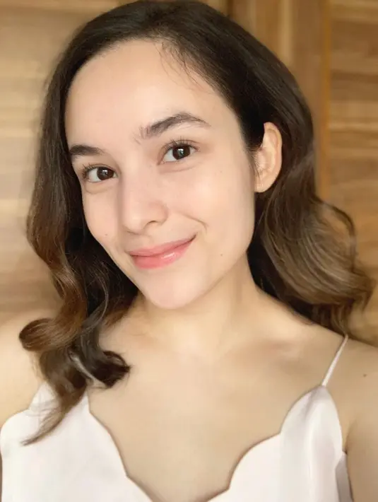 <p>Melihat Chelsea Islan berfoto selfie memamerkan bare facenya. Pesona luar biasa yang berhasil dipamerkan Chelsea Islan, walaupun dirinya tidak mengenakan riasan apapun di wajahnya. Foto: Instagram.</p>
