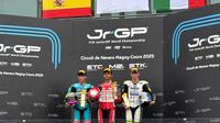 M. Kiandra Ramadhipa (tengah) saat naik podium pertama European Talent Cup di Magny-Cours, Prancis. (Astra Honda)