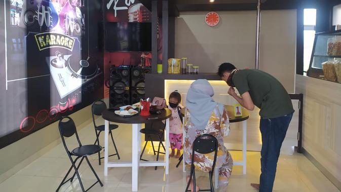 Fasilitas karaoke gratis yang disediakan pihak resto Balarea, mampu memberikan hiburan tersendi bagi pengunjung yang bertandang ke sana. (Liputan6.com/Jayadi Supriadin)
