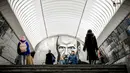 Komuter berjalan melintasi stasiun metro Dostoyevskaya di Moskow pada 10 November 2018. Metro Moskow adalah sistem kereta bawah tanah di Ibu Kota Rusia dengan arsitekstur yang indah. (Photo by Yuri KADOBNOV / AFP)