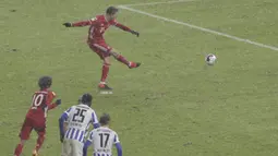 Bayern mendapat hadiah penalti di menit ke-11. Robert Lewandowski, yang maju sebagai eksekutor, gagal mencetak gol setelah bola mampu ditepis Rune Jarstein. (Foto: AP/Pool/Michael Sohn)