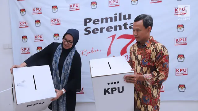 Komisioner KPU Tunjukkan Contoh Kotak Suara Pemilu Serentak 2019