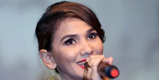 Pemeran kelahiran Aceh, Nova Eliza menjadi ibunda RA Kartini saat masih muda dalam film Kartini. Nova merasakan Kesulitannya saat memerankan dialog dengan bahasa Jawa dan bersenandung. (Nurwahyunan/Bintang.com)