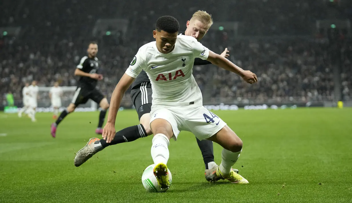 Penyerang Tottenham Hotspur, Dane Scarlett dan bek NS Mura Zan Karnicnik berebut bola pada matchday kedua Grup G Liga Konferensi Eropa di Tottenham Hotspurs Stadium, Jumat (1/10/21) dini hari WIB. Tottenham sukses menang dengan skor telak 5-1 saat menjamu NS Mura. (AP Photo/Matt Dunham)