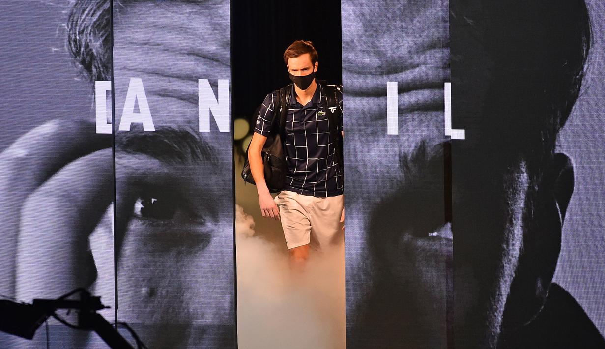 Petenis Rusia, Daniil Medvedev, memasuki lapangan untuk berhadapan dengan petenis Austria, Dominic Thiem dalam partai final tunggal putra Turnamen Tenis ATP Finals 2020 di O2 Arena, London, Inggris, Minggu (22/11/2020). Daniil Medvedev menang dengan skor 4-6, 7-6 (2), 6-4. (AFP/Glyn Kirk)