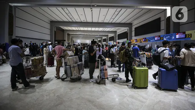 FOTO: H-1 Larangan Mudik, Bandara Soekarno Hatta Ramai Calon Penumpang