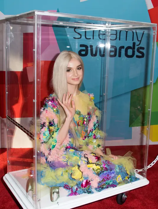 Penyanyi, Poppy menyapa awak media saat menghadiri Streamy Awards 2017 di The Beverly Hilton Hotel, California (26/9). Dalam acara tersebut, Poppy berhasil meraih penghargaan untuk kategori artis pendatang baru. (AFP Photo/Valerie Macon)