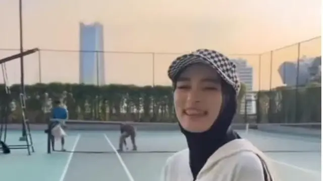 Penampilan Inara Rusli saat Tenis Banjir Pujian