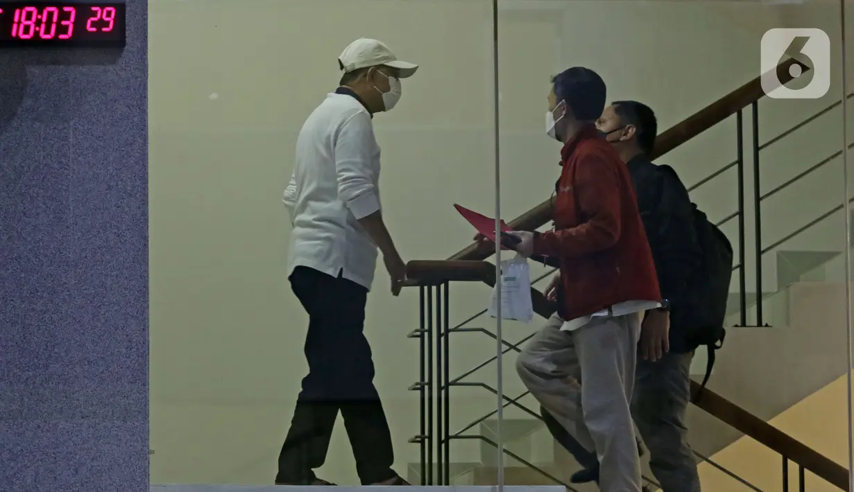 Wali Kota Ambon, Richard Louhenapessy (kiri) menuju ruang pemeriksaan di Gedung KPK, Jakarta, Jumat (13/5/2022). Richard Louhenapessy akan menjalani pemeriksaan dugaan suap pemberian persetujuan izin prinsip pembangunan cabang usaha retail di Kota Ambon tahun 2020. (Liputan6.com/Helmi Fithriansyah)