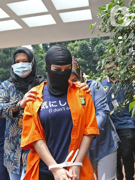 Artis Cyntiara Alona saat dihadirkan sebagai tersangka di Ditreskrimum Polda Metro Jaya, Jakarta, Jumat (19/03/2021). Cynthiara Alona merupakan pemilik sekaligus pengelola hotel yang diduga mengetahui praktik prostitusi serta 2 laki laki sebagai mucikari. (Liputan6.com/Herman Zakharia)