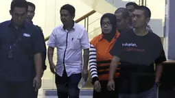 Tersangka anggota Komisi VII DPR RI Eni Maulani Saragih usai menjalani pemeriksaan dan menuju mobil tahanan di Gedung KPK Jakarta, Sabtu (14/7). KPK juga menahan tersangka Johannes Budisutrisno Kotjo. (Liputan6.com/Johan Tallo)