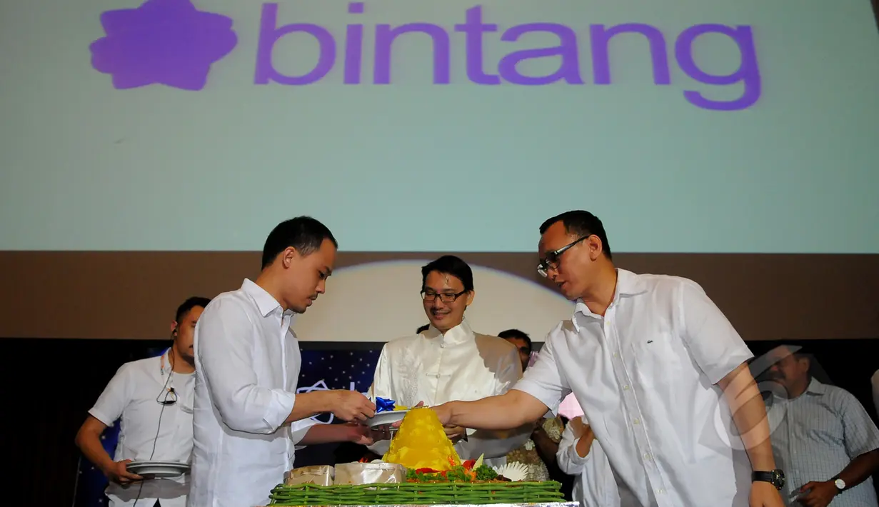 CEO KMK Online, Adi Sariatmaja, COO KMK Online, Manuel Irwanputera dan Chief Marketing Officer PT Kreatif Media Karya, Prami Rachmiadi saat potong tumpeng dalam syukuran Bintang.com di SCTV Tower, Jakarta, Jumat (20/3/2015). (Liputan6.com/Faisal R Syam)