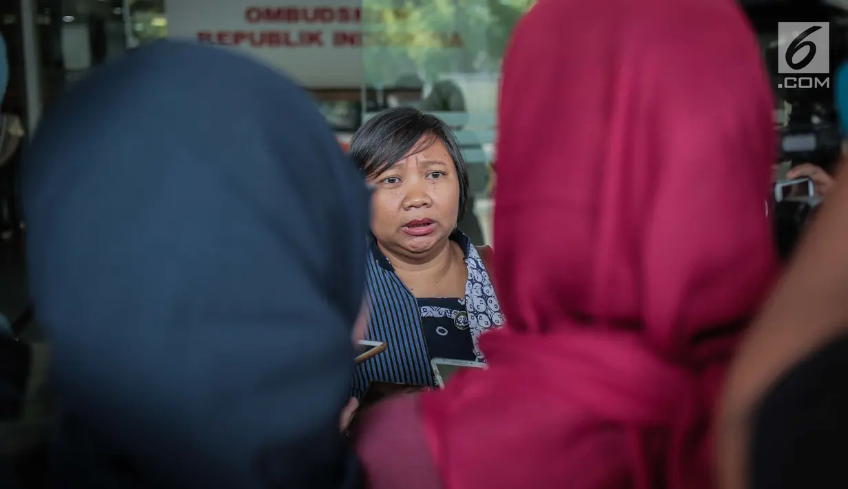 Anis Hidayah, warga yang tergabung dalam Aliansi Warga Cinta Depok, memberikan keterangan kepada wartawan di kantor Ombudsman RI, Jakarta, Jumat (26/7/2019). Kedatangannya untuk mengadukan perihal pemberlakukan aturan pemisahan parkir motor untuk laki-laki dan perempuan. (Liputan6.com/Faizal Fanani)