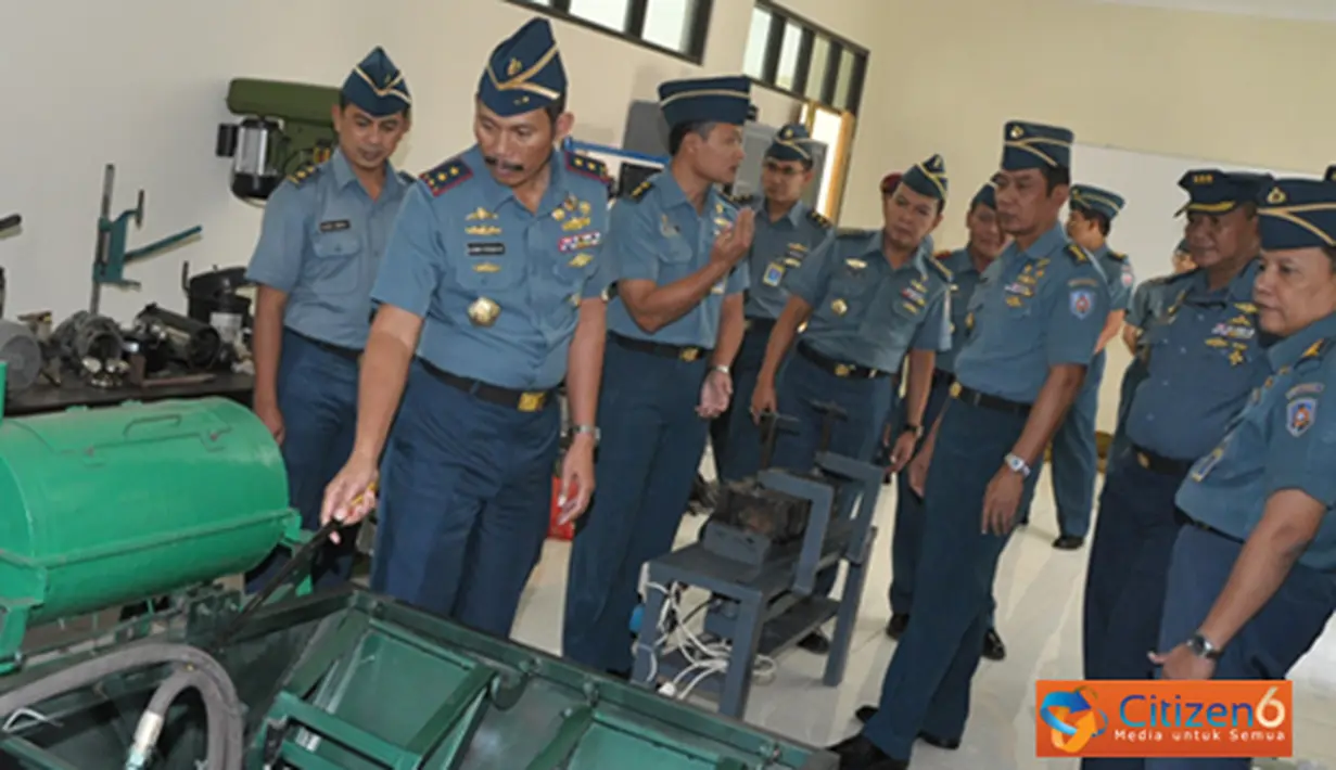Citizen6, Surabaya: Kobangdikal Laksda TNI Djoko Teguh Wahojo melakukan Sidak sekaligus safari Ramadan ke satker  Sekolah Tinggi Teknologi Angkatan Laut, pada Senin (13/8). (Pengirim: Penkobangdikal).