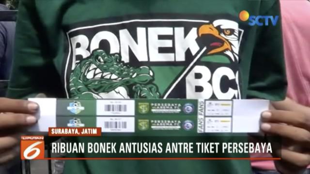 Ribuan Bonek Mania menyerbu tempat penjualan tiket laga Persebaya Surabaya melawan Arema Malang, di Kenjeran Park, Surabaya.