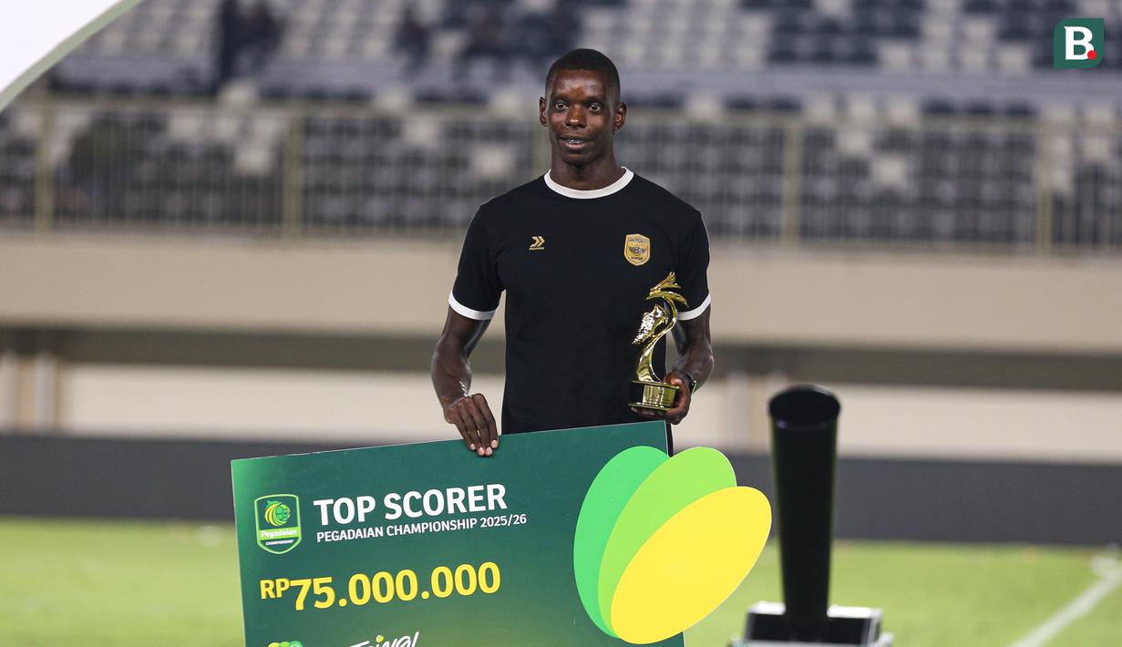Penyerang Adhyaksa FC Banten, Adilson Silva, mendaptkan penghargaan sebagai Pencetak Gol Terbanyak di arena Pegadaian Championship 2025/26. (Bola.com/Abdul Aziz)