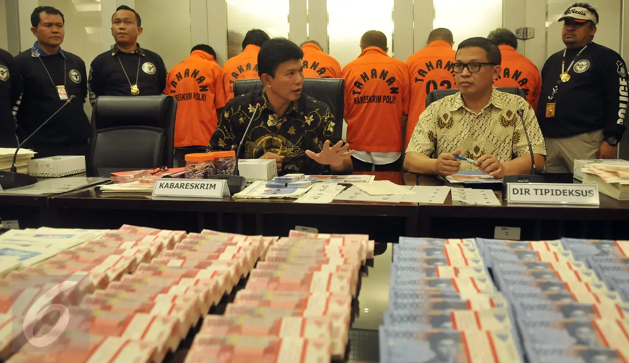 Kabareskrim Komjen Pol Ari Dono (kiri) saat rilis kasus uang palsu di wilayah Magelang, di Bareskrim Mabes Polri, Jakarta, Jumat (22/7). Petugas menyita barang bukti uang palsu Rp 7 miliar pecahan Rp 50 ribu dan Rp 100 ribu. (Liputan6.com/Johan Tallo)