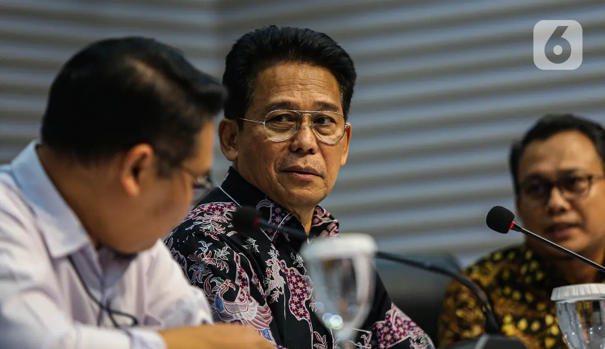 Bersama Direktur Penyidikan Asep Guntur Rahayu, Wakil Ketua KPK Johanis Tanak menyampaikan keterangan seputar dugaan korupsi yang dilakukan Bupati Sidoarjo Ahmad Muhdlor Ali. (Liputan6.com/Angga Yuniar)