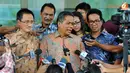 Tim pengacara Andi Mallrangeng. Dari kiri: Harry Ponto, Rizal Mallarangeng, Luhut Pangaribuan, dan Ifdhal Kasim memberikan keterangan pada wartawan. (Liputan6.com/ Abdul Aziz Prastowo)