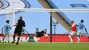 Kiper Manchester City, Ederson berusaha menangkap bola saat bertanding melawan Arsenal pada pertandingan semifinal Piala FA di Wembley di London (18/7/2020). Arsenal menang 2-0 atas City.  (AP Photo/Justin Tallis, Pool)