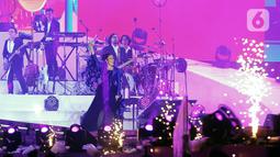 Penyanyi Raisa tampil pada konser bertajuk Raisa Live in Concert di Stadion Utama Gelora Bung Karno (SUGBK), Senayan, Jakarta, 25 Februari 2023. Konser Raisa yang sempat tertunda hampir tiga tahun karena pandemi COVID-19 ini mencetak sejarah sebagai penyanyi solo wanita yang mengadakan konser di (SUGBK). (Kapanlagi.com/Bambang E. Ros)