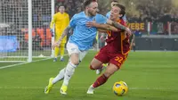 Gelandang AS Roma Edoardo Bove berebut bola dengan gelandang Lazio Manuel Lazzari pada laga perempat final Coppa Italia 2023/2024 di Stadio Olimpico, Kamis (11/1/2024) dini hari WIB. (AP Photo/Gregorio Borgia)